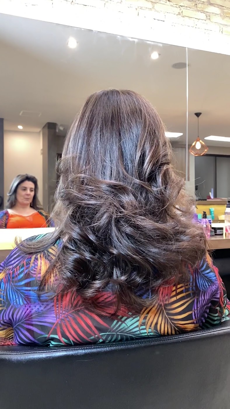 Corte e finalização em cabelo castanho longo