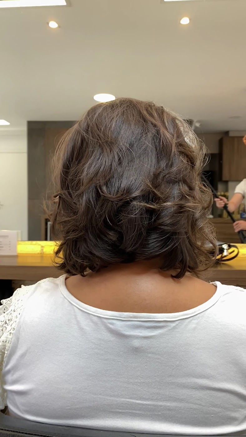 Corte em cabelo cacheado