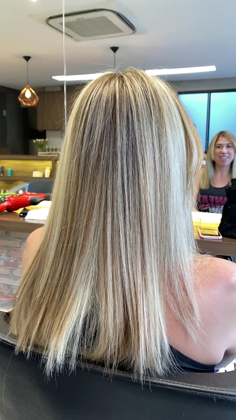 Loiro iluminado com mechas feitas no salão