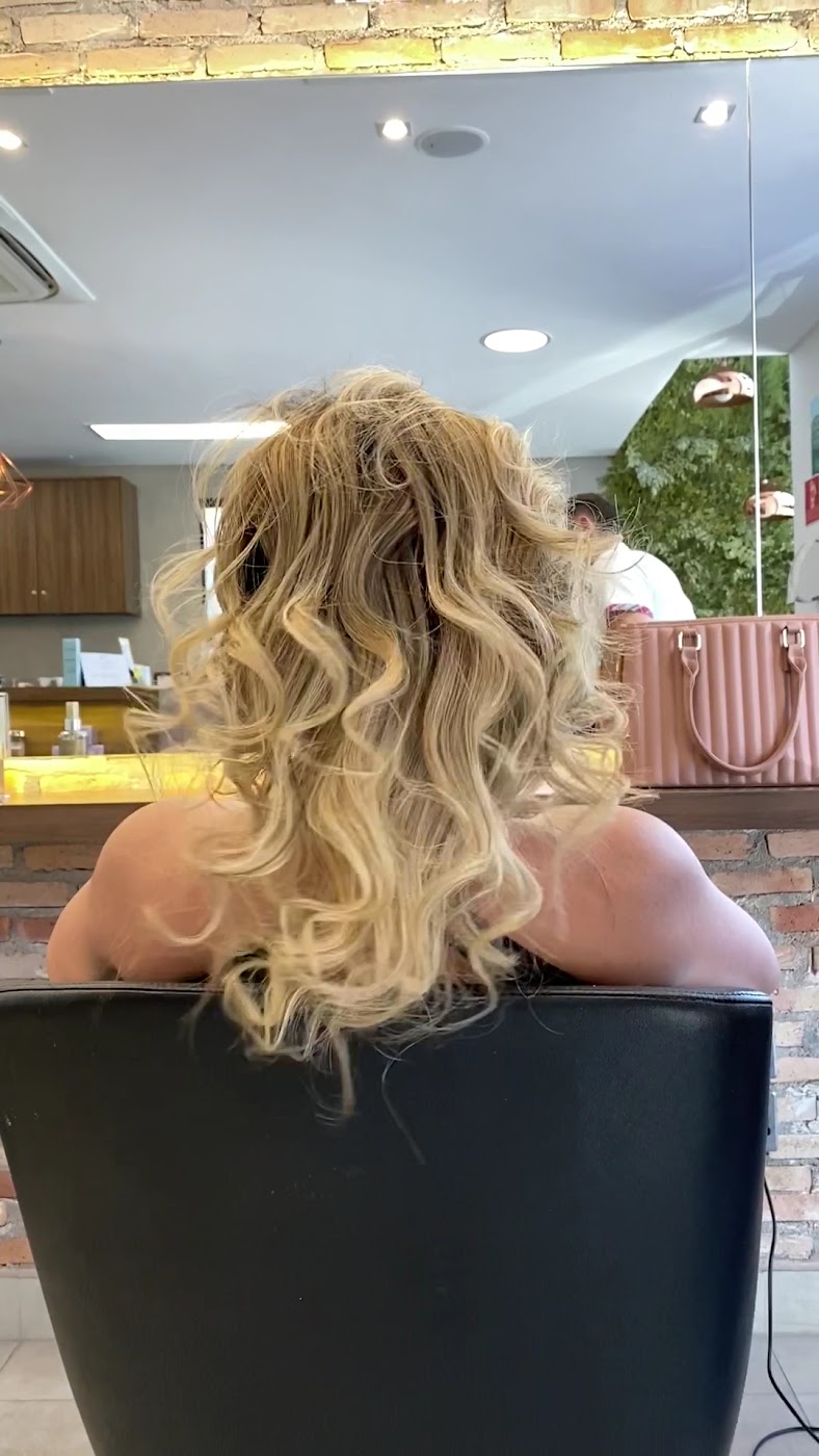 Ondas volumosas em cabelo loiro
