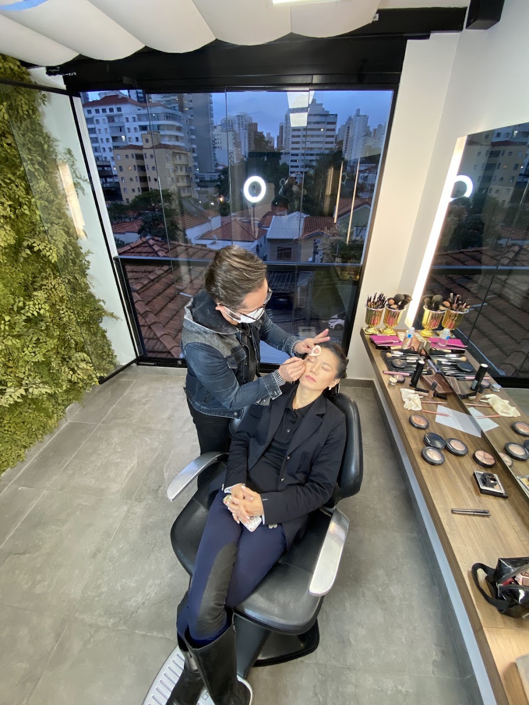 Equipe atendendo clientes no salão