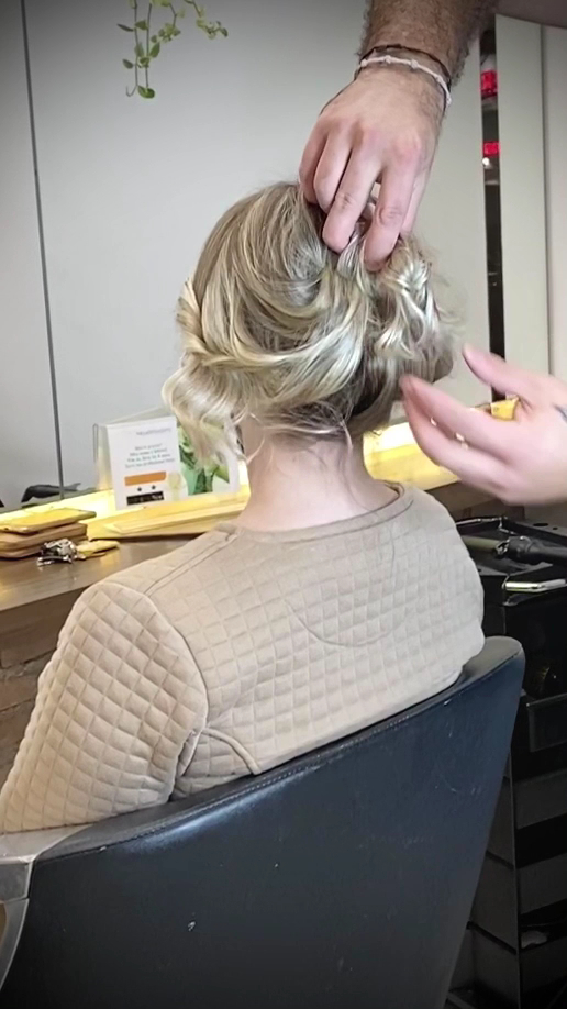 Penteado preso elegante para evento