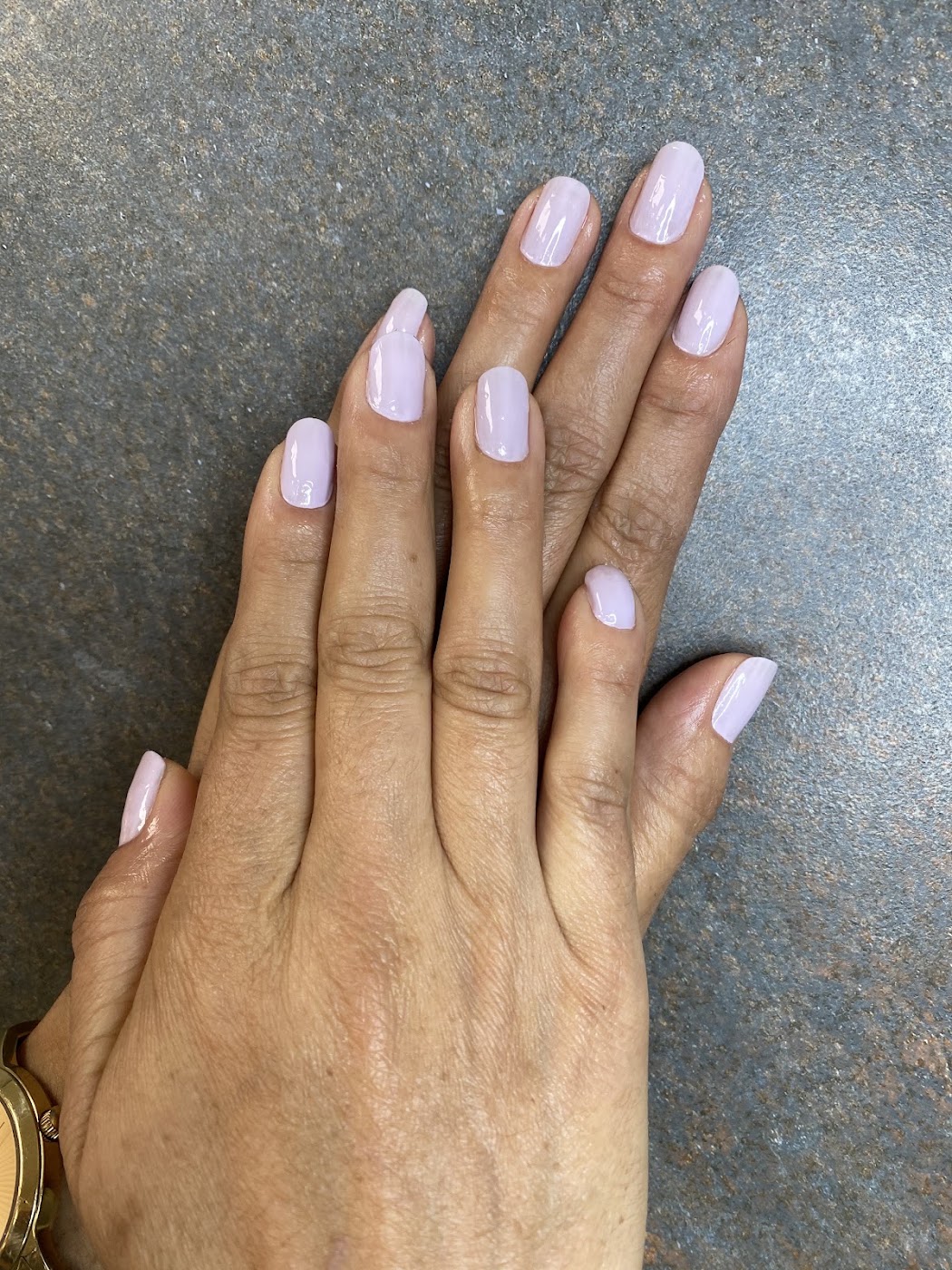 Unhas em tom lilás